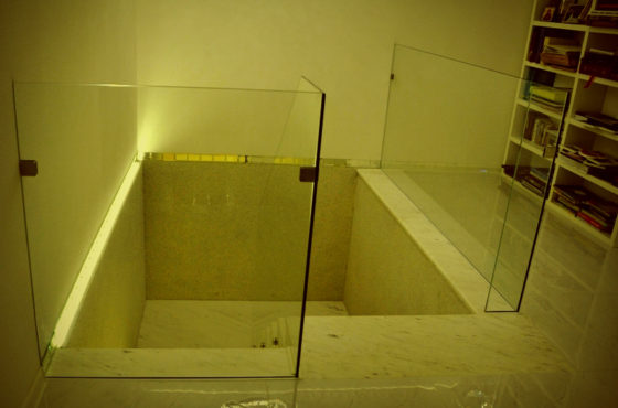 Ограждение из калённого стекла в двухэтажной квартире на ул. Ломоносова