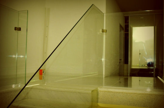 Ограждение из калённого стекла в двухэтажной квартире на ул. Ломоносова