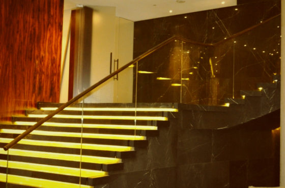 Отель Хилтон. Калённые зеркала и стеклянное ограждение от SEAPS в мировом отеле