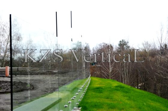 Стеклянные перила лестницы и забор из стекла в селе Иванковичи