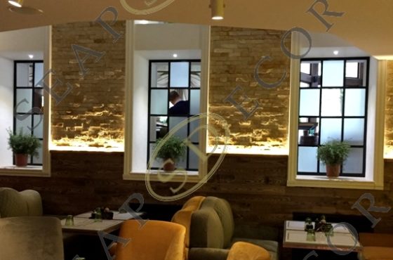 Окна декоративные из алюминиевого профиля и матированных стёкол в ресторане