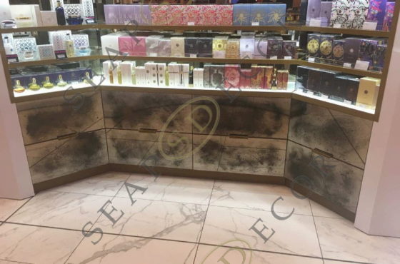 Магазин нишевой парфюмерии Amouage в ЦУМе. Состаренно бронзовое зеркало