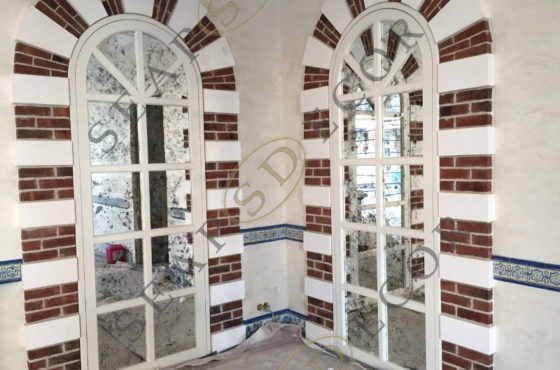 Арочные двери из состаренного зеркала Classic в частном доме