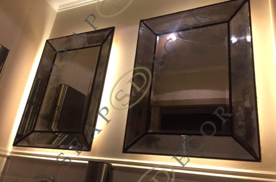 Зеркало в зеркальной раме из состаренного зеркала в санузле ресторана Киева