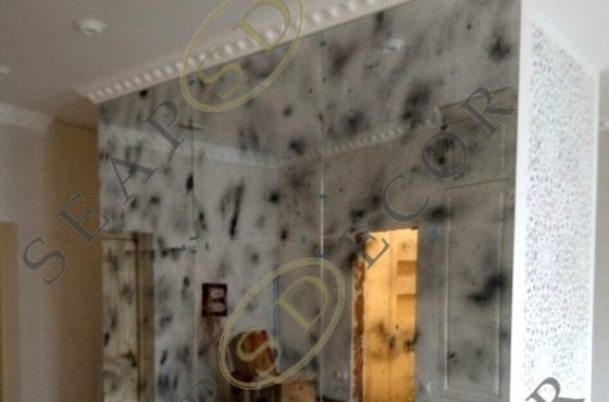 Стена из состаренного зеркала Mramor в квартире на Ломоносова