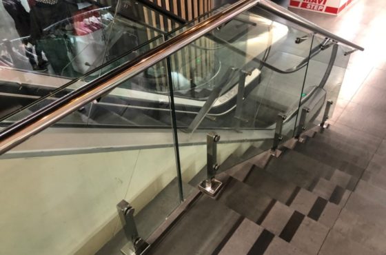 Стеклянные ограждения лестниц на металлических стойках в ТРЦ Gulliver