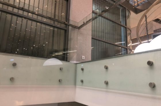 Ограждения и перила из стекла в торговом зале Агромат на Булаховского 2