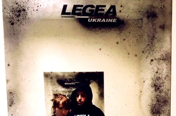 Состаренное зеркало с логотипом в шоуруме LEGEA UKRAINE