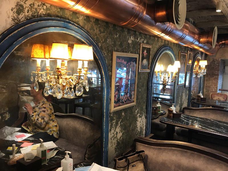 Арки з зістаренного дзеркала в ресторані MAMMA ITALIA в Одесі