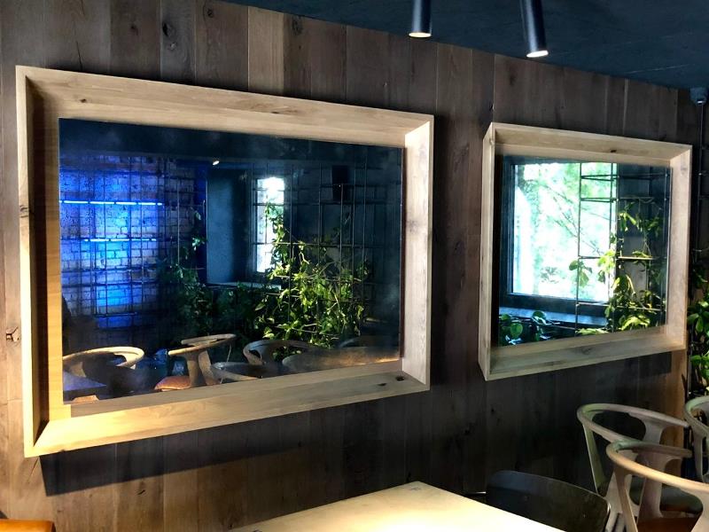 Зістарені дзеркала в дерев’яних рамах в ресторані Follower