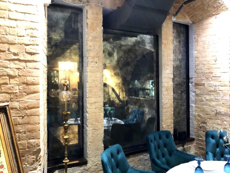 Зістарене дзеркало в італійському ресторані Vino DiVino