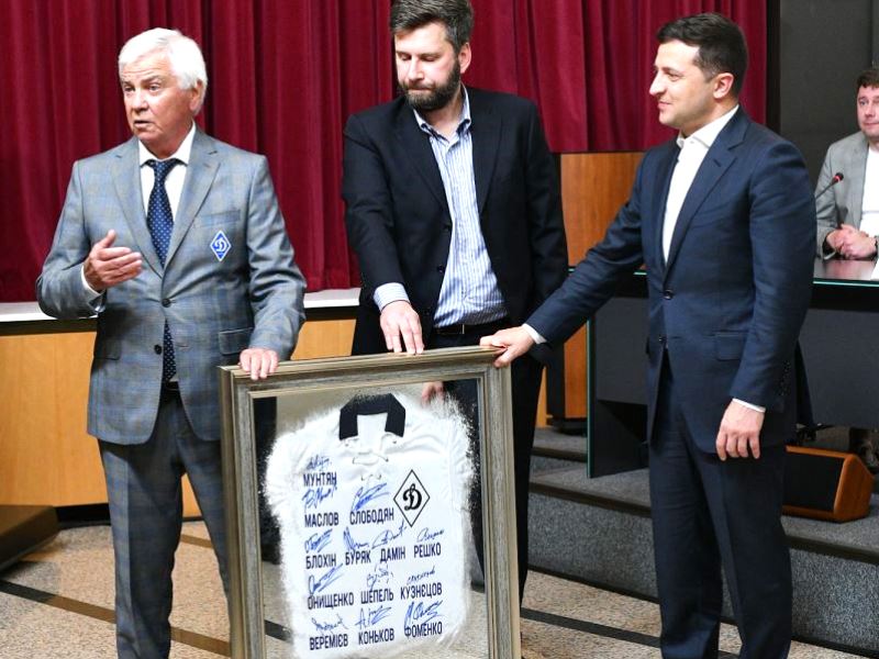 Президенту Украины Владимиру Зеленскому ветераны Динамо подарили картину SEAPS