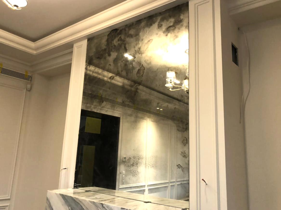 Состаренное зеркало Marmorino Medium в каминном портале дома