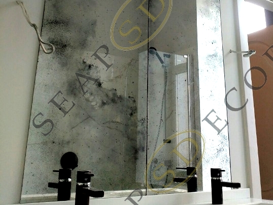 Состаренное зеркало в ванной комнате жилой квартиры на Васильковской