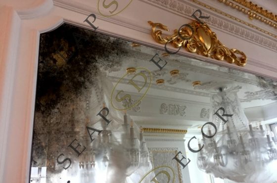 Венецианское состаренное зеркало с сусальным золотом в квартире Diamant Holl