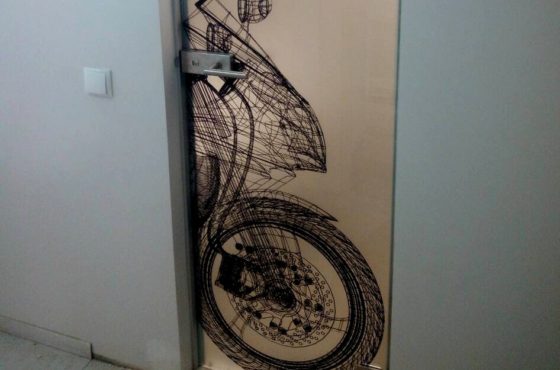 Интерьерные двери с уникальным принтом в виде мотоцыкла