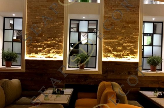 Окна декоративные из алюминиевого профиля и матированных стёкол в ресторане