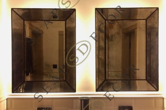 Зеркало в зеркальной раме из состаренного зеркала в санузле ресторана Киева