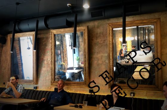 Состаренные зеркала в кофейне Coffee & City на Саксаганского 118