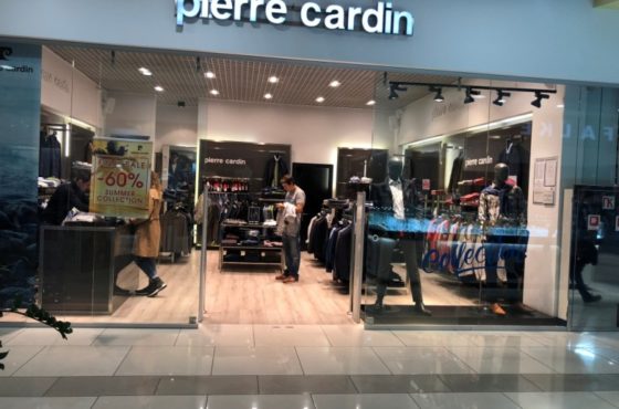 Цельностеклянная витрина, перегородка и входная группа магазина Pierre Cardin