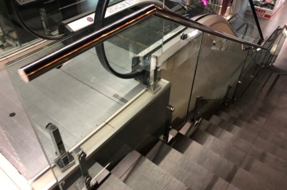 Стеклянные ограждения лестниц на металлических стойках в ТРЦ Gulliver