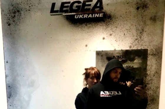 Состаренное зеркало с логотипом в шоуруме LEGEA UKRAINE