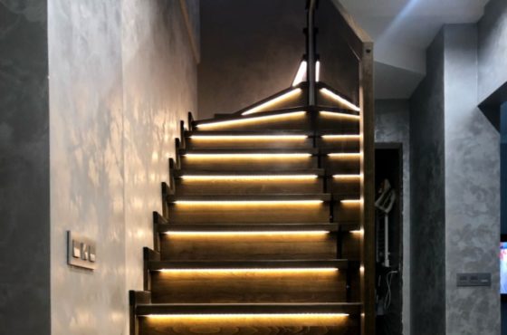 Деревянная лестница из бука с бронзовым стеклом
