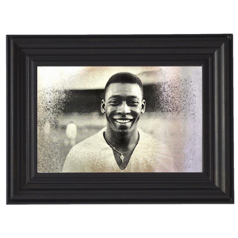 PELE PICTURE PICTURE BEHIND AN ANTIQUE MIRROR №1747