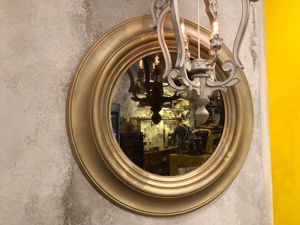 Зістарене дзеркало в рамах від SEAPS в ресторані Турка на Гончара 62