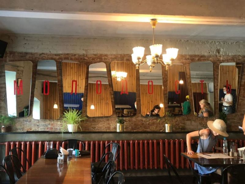 Зеркало с винтажной покраской в ресторане Молодость в Одессе